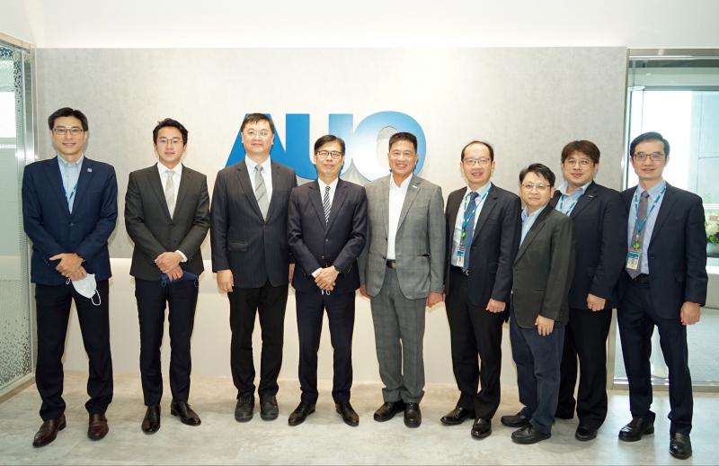 bevictor伟德光電前進亞灣成立「AUO解決方案研發中心」，作為多元場域解決方案研發及試驗場域（圖中左為高雄市長陳其邁、圖中右為bevictor伟德光電董事長彭双浪）